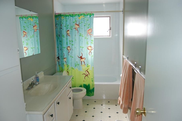 6 bathroom2.jpg