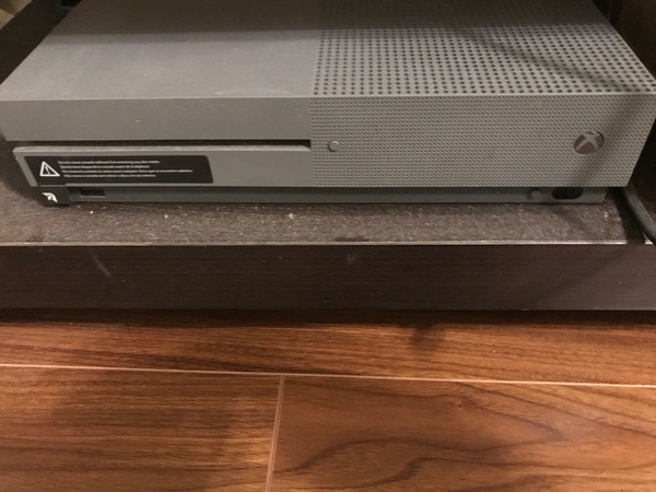 Xbox360带手柄带3个游戏250