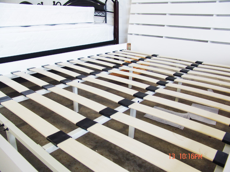 bedframe-white-002.jpg